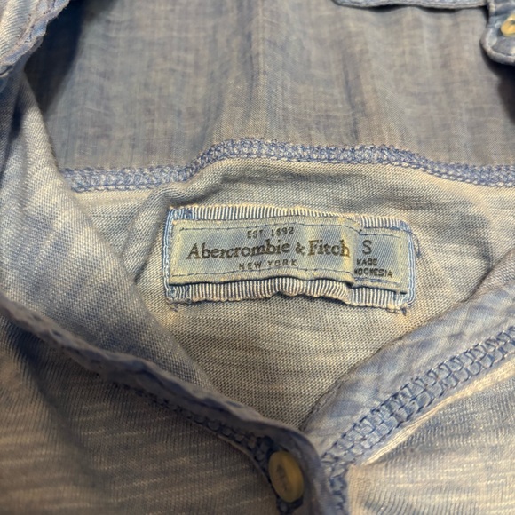 Abercrombie & Fitch Light Blue Collared Button Up Shirt - Picture 3 of 8